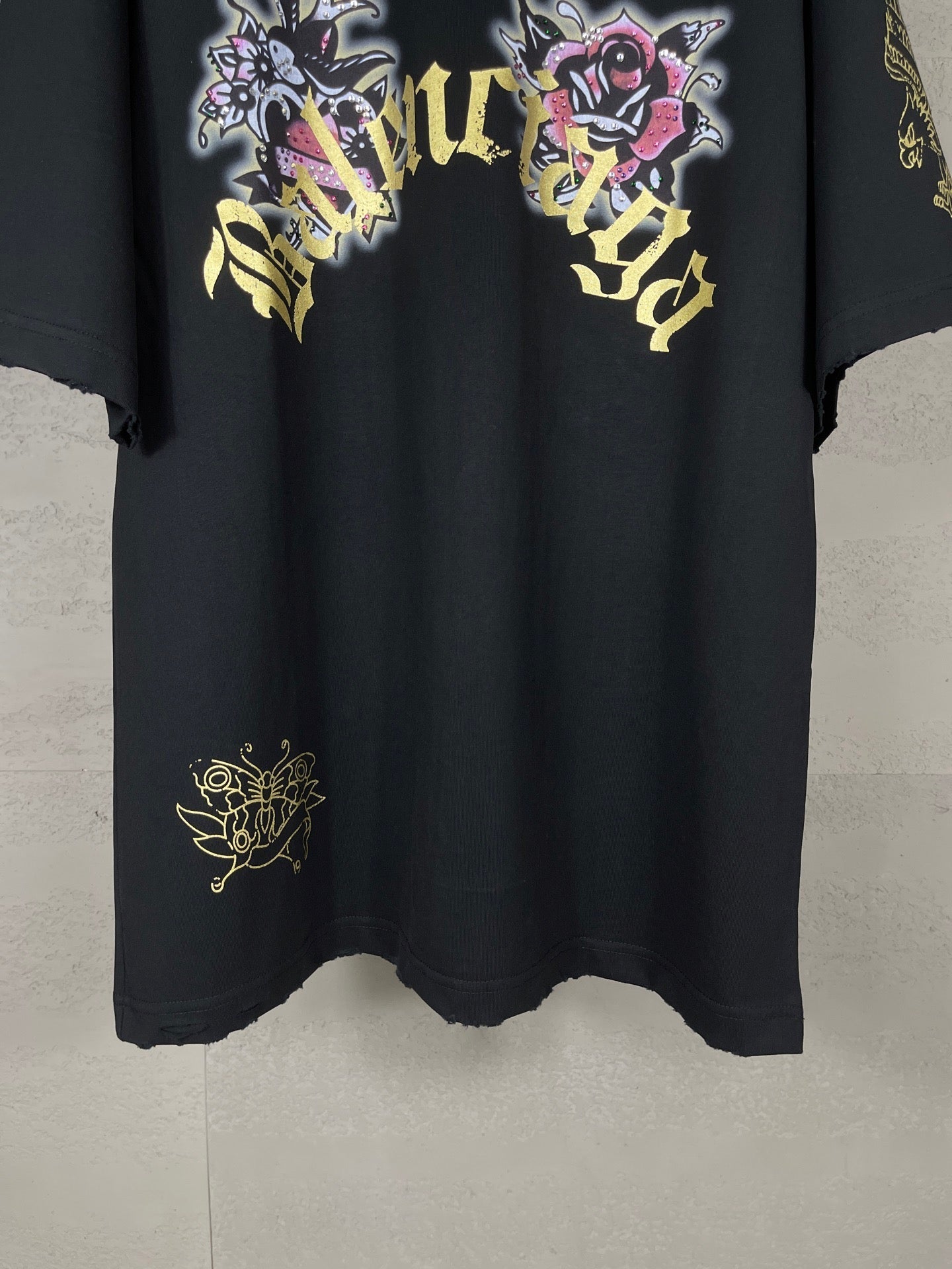Camiseta con diamantes de imitación destruidos en la parte delantera y trasera