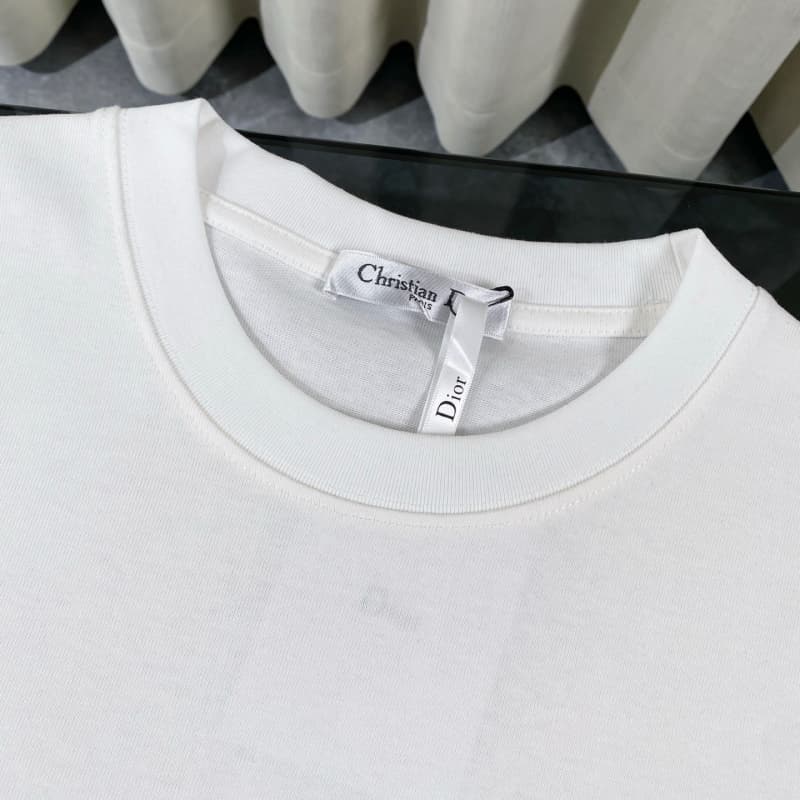 Camiseta clásica con estampado de grafiti integral