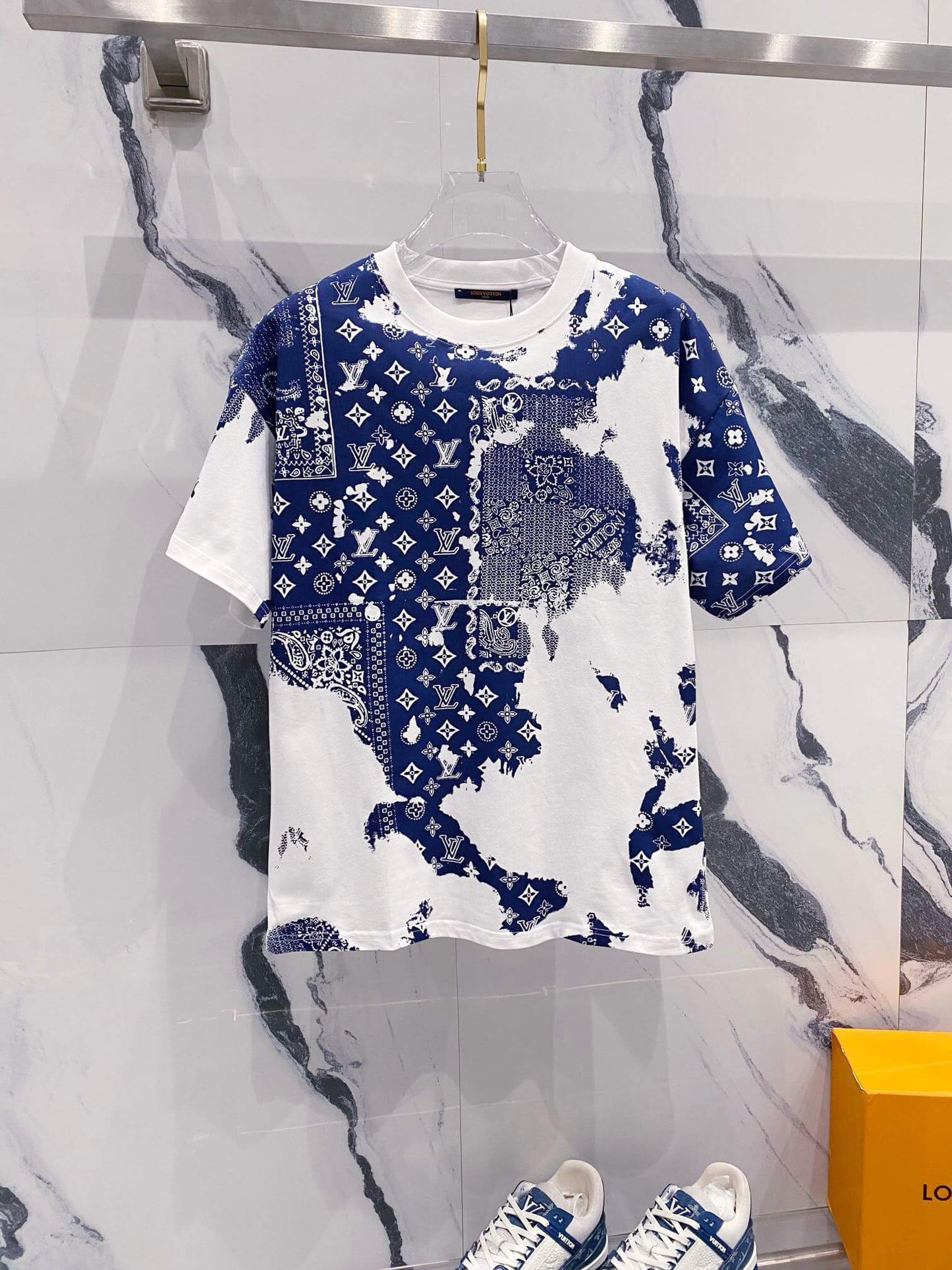 T-shirt imprimé bleu Rendering