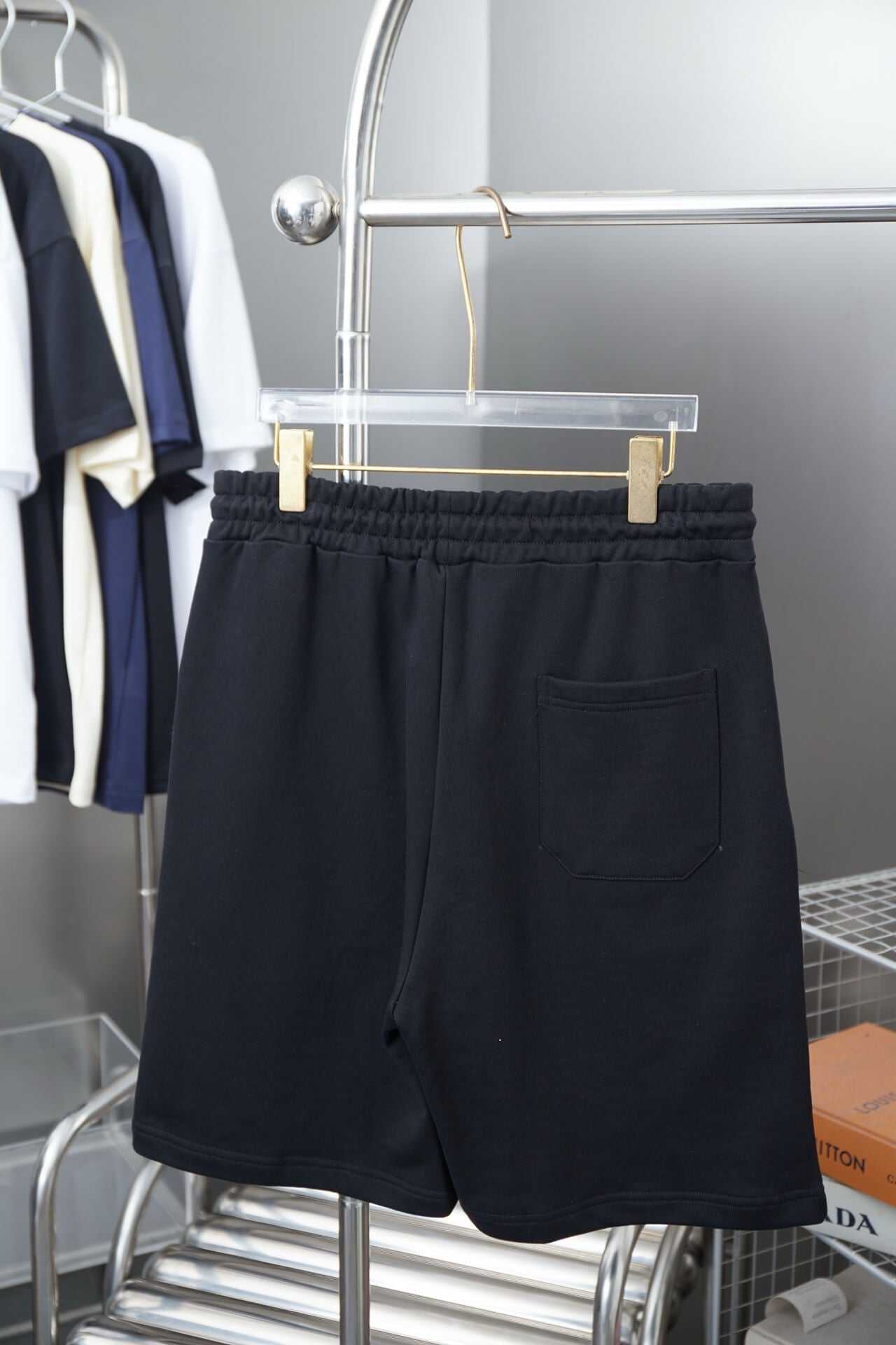 Pantalones cortos con apliques de pétalos