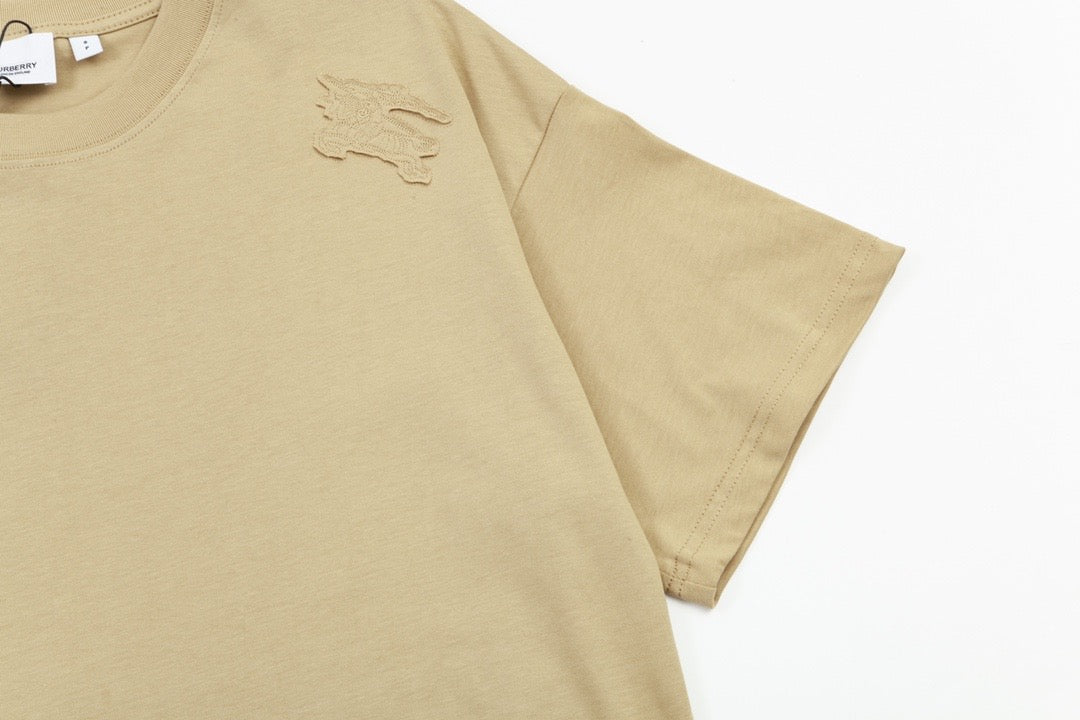 Camiseta bordada con caballo de guerra