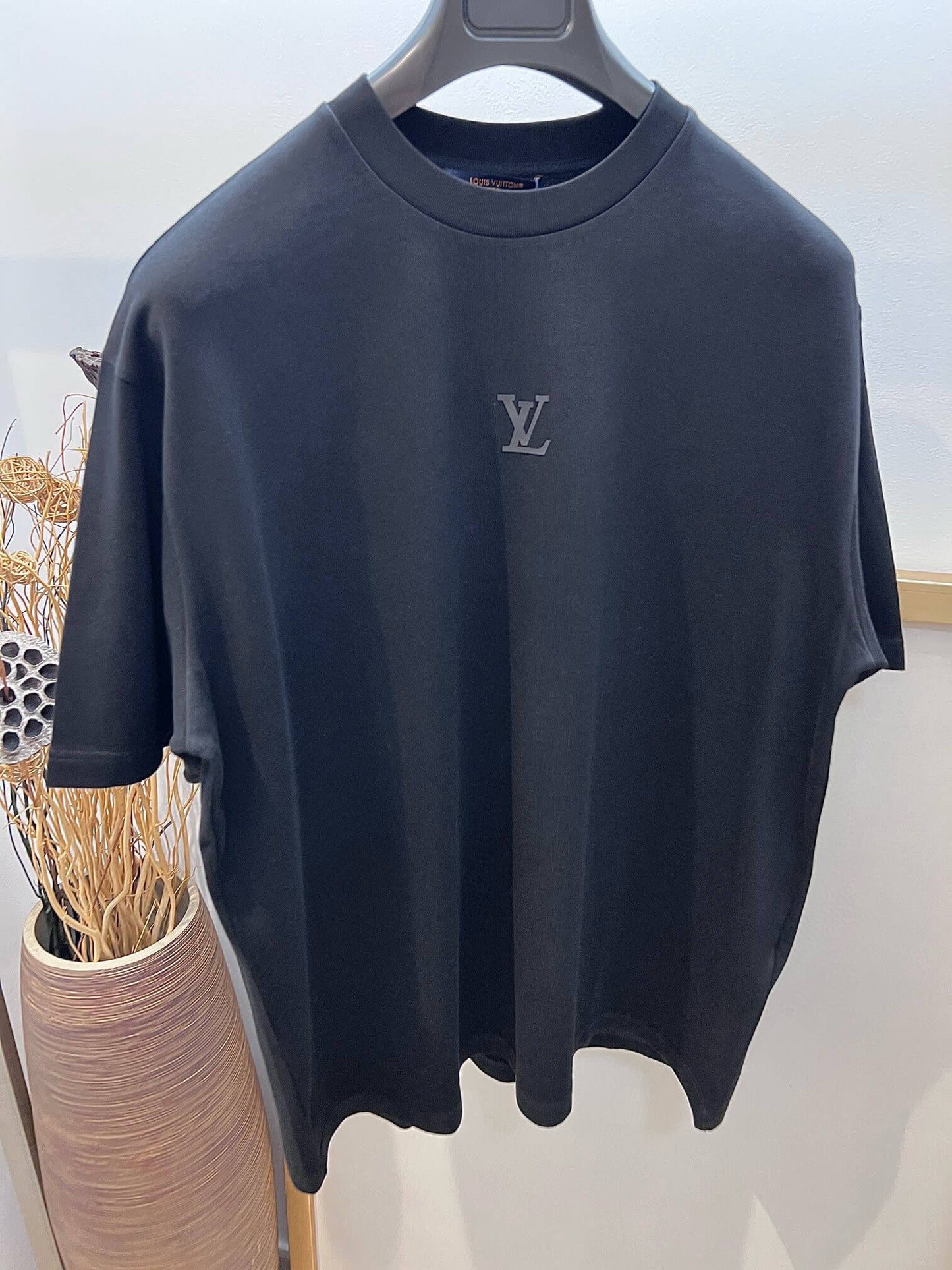 Camiseta con letras en relieve