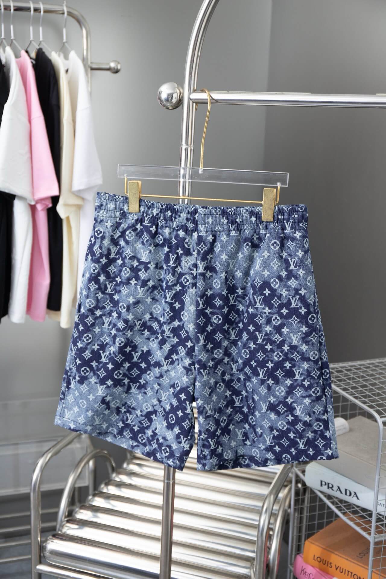 Shorts con estampado degradado azul por todas partes