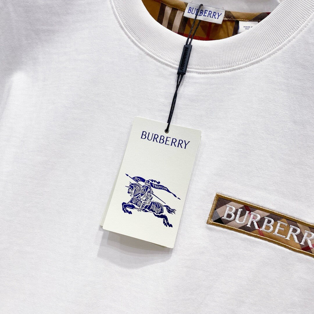 T-shirt à rayures à carreaux sur les manches