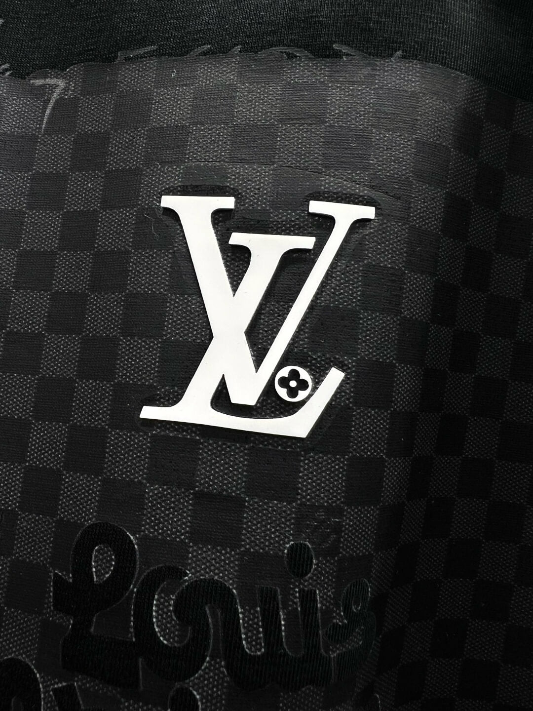 Camiseta con letras tridimensionales