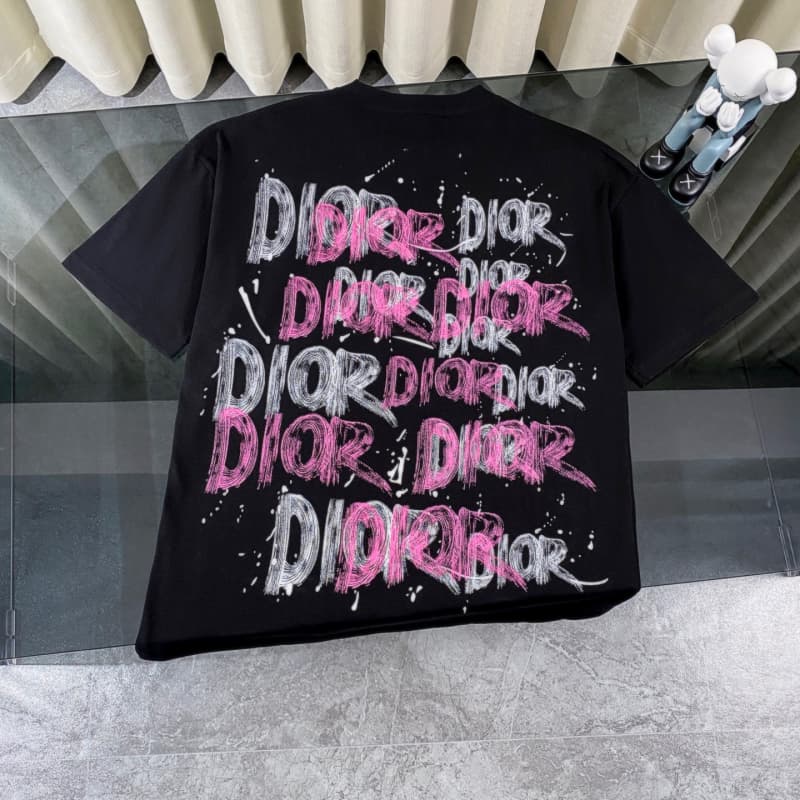 Camiseta clásica con estampado de grafiti integral