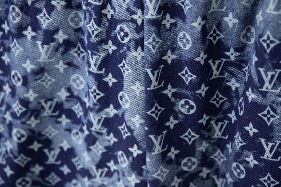 Shorts con estampado degradado azul por todas partes