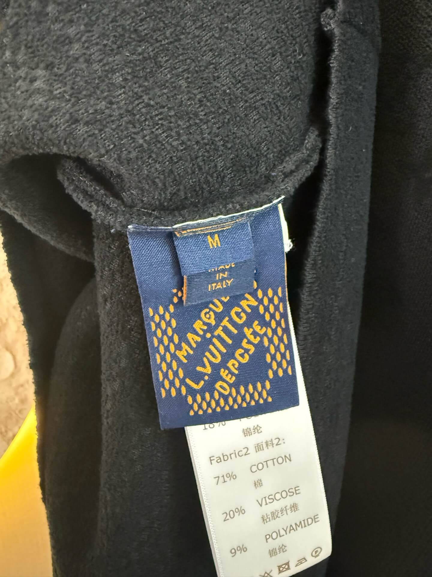 Camiseta flocada de desfile de moda