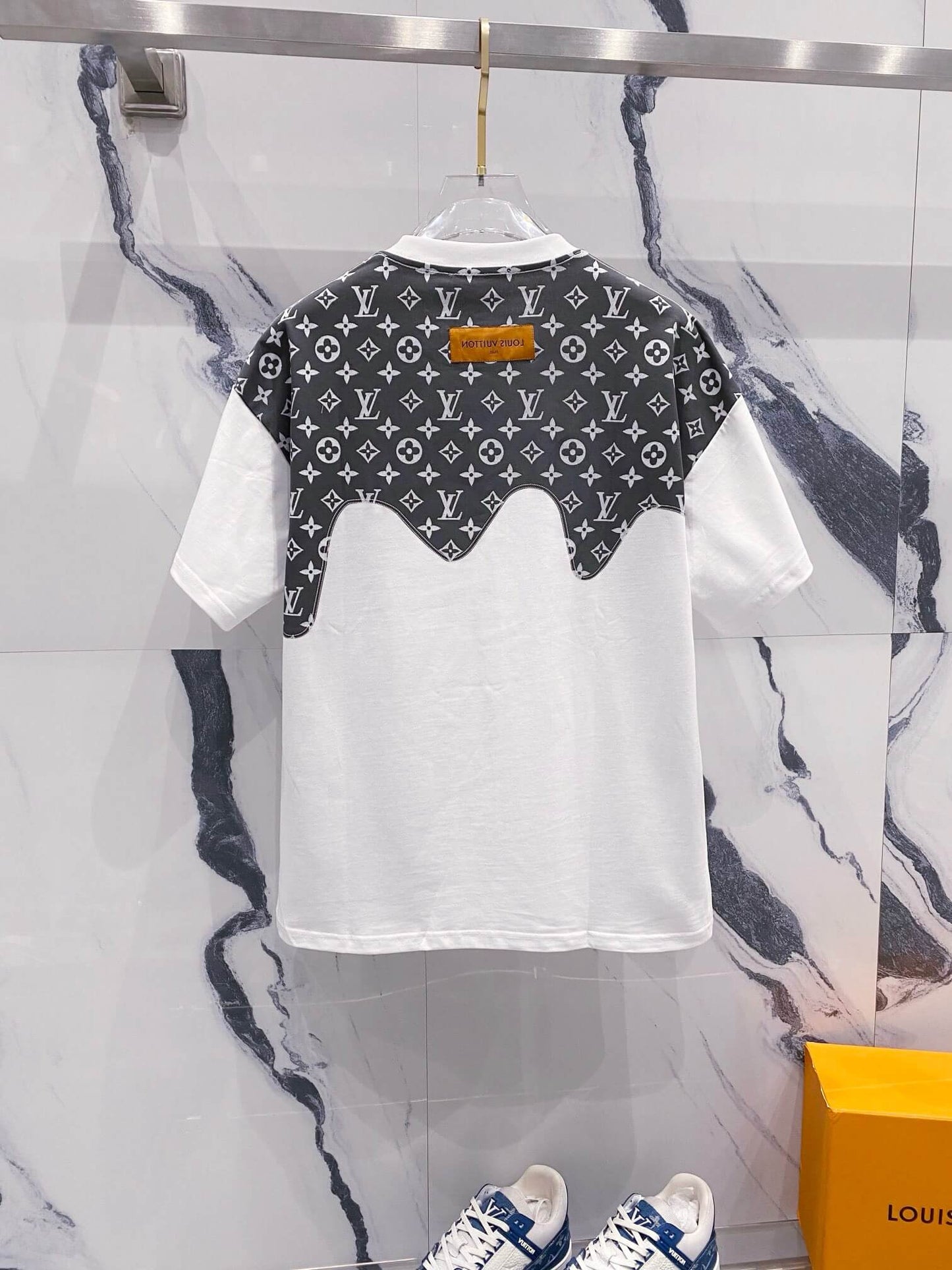Camiseta con estampado de renderizado