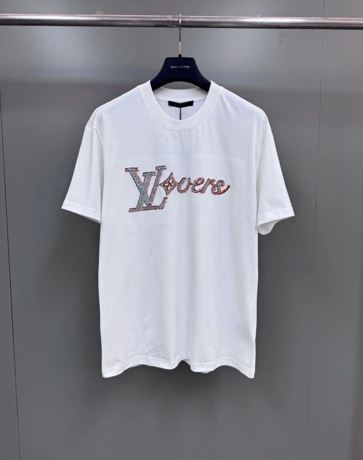 T-shirt artisanal brodé à paillettes