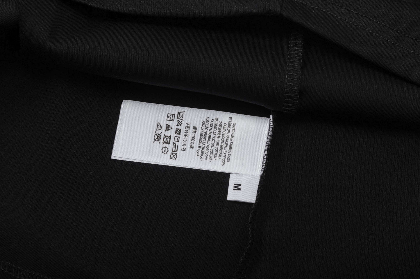 T-shirt brodé avec visage humain