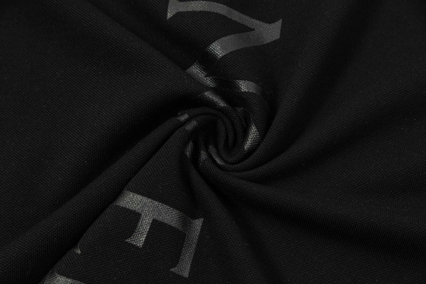 Polo con estampado de letras en la espalda