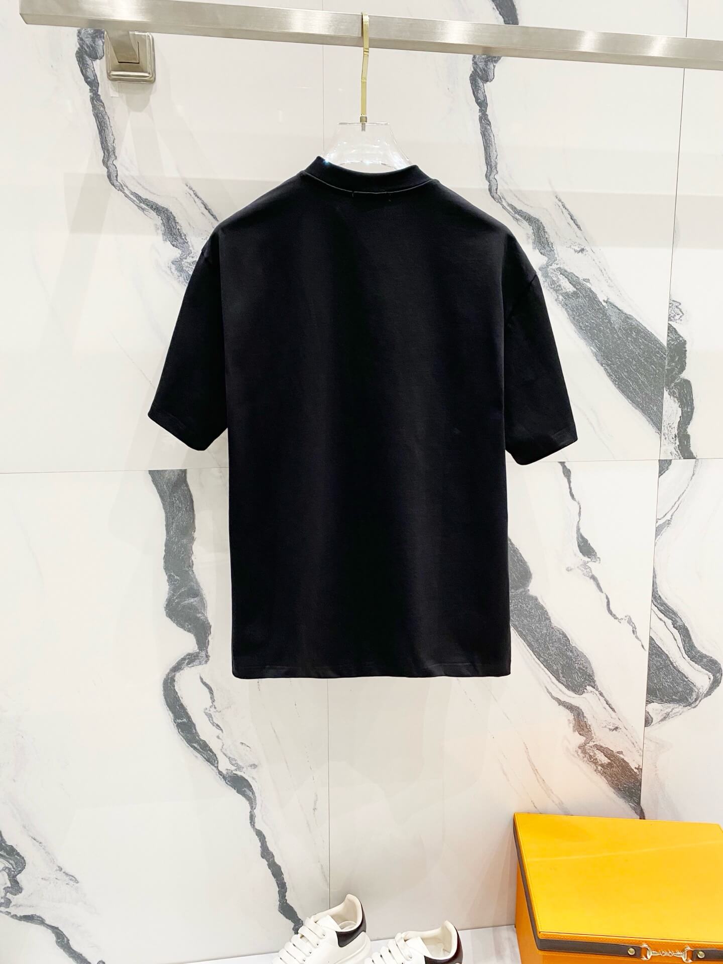 Camiseta clásica con bordado