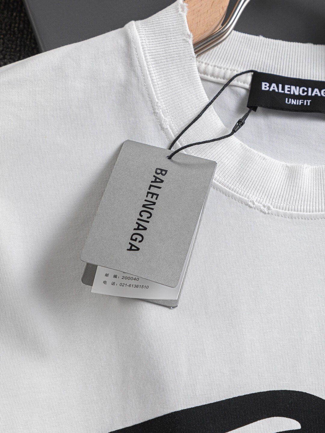 Camiseta con diseño rasgado