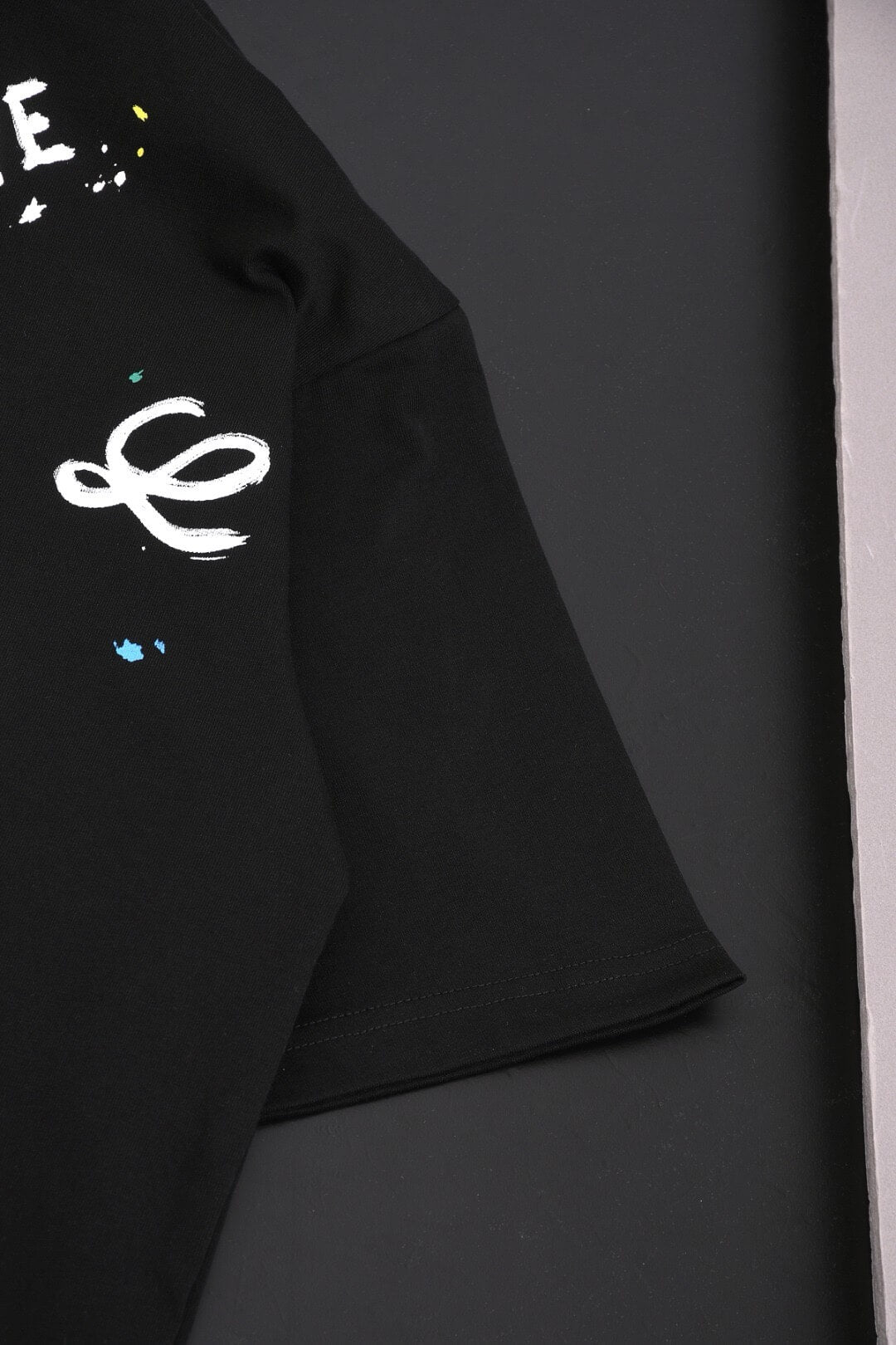 T-shirt graphique avec lettres dessinées à la main