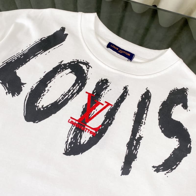 Camiseta con collar, letras y bordado en el pecho