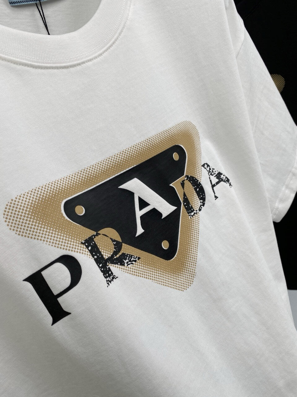 Camiseta con estampado de letras triangulares