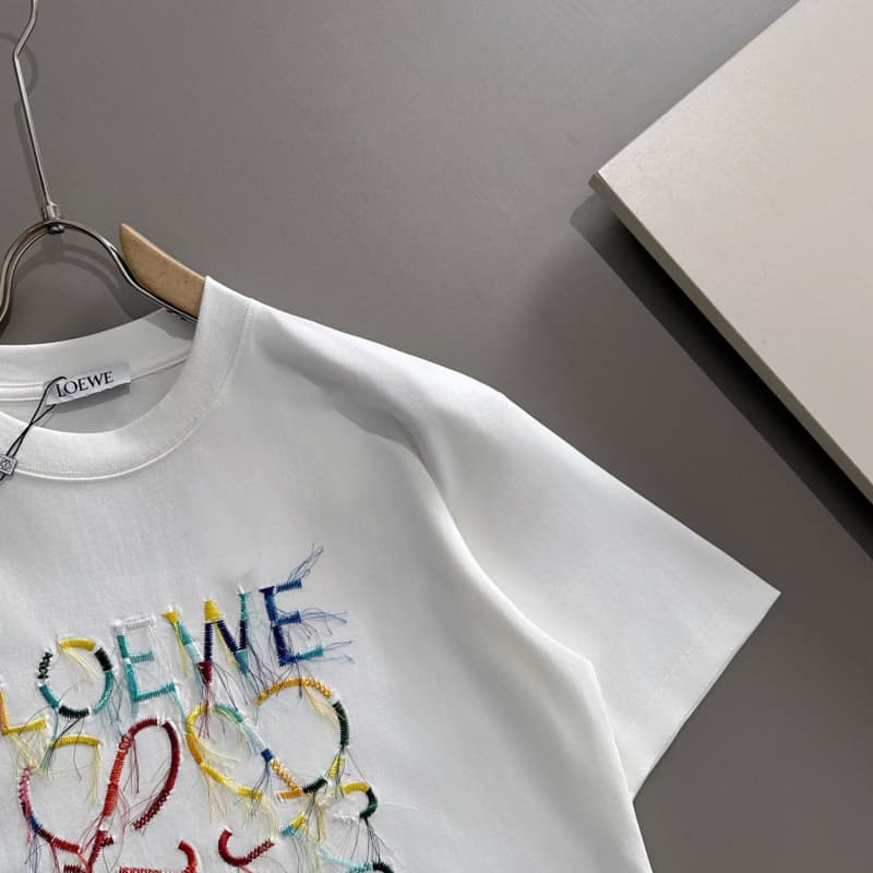 T-shirt brodé à franges arc-en-ciel