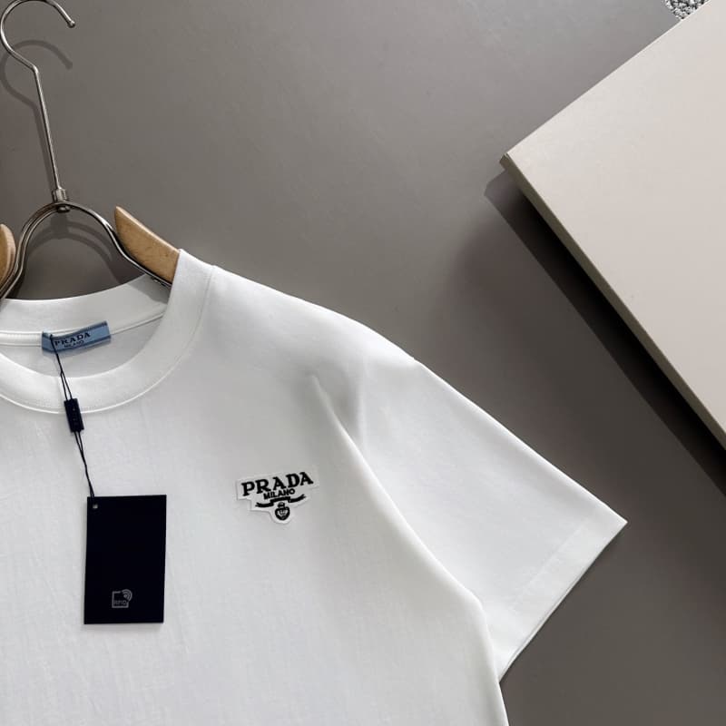Camiseta minimalista con bordado de patchwork