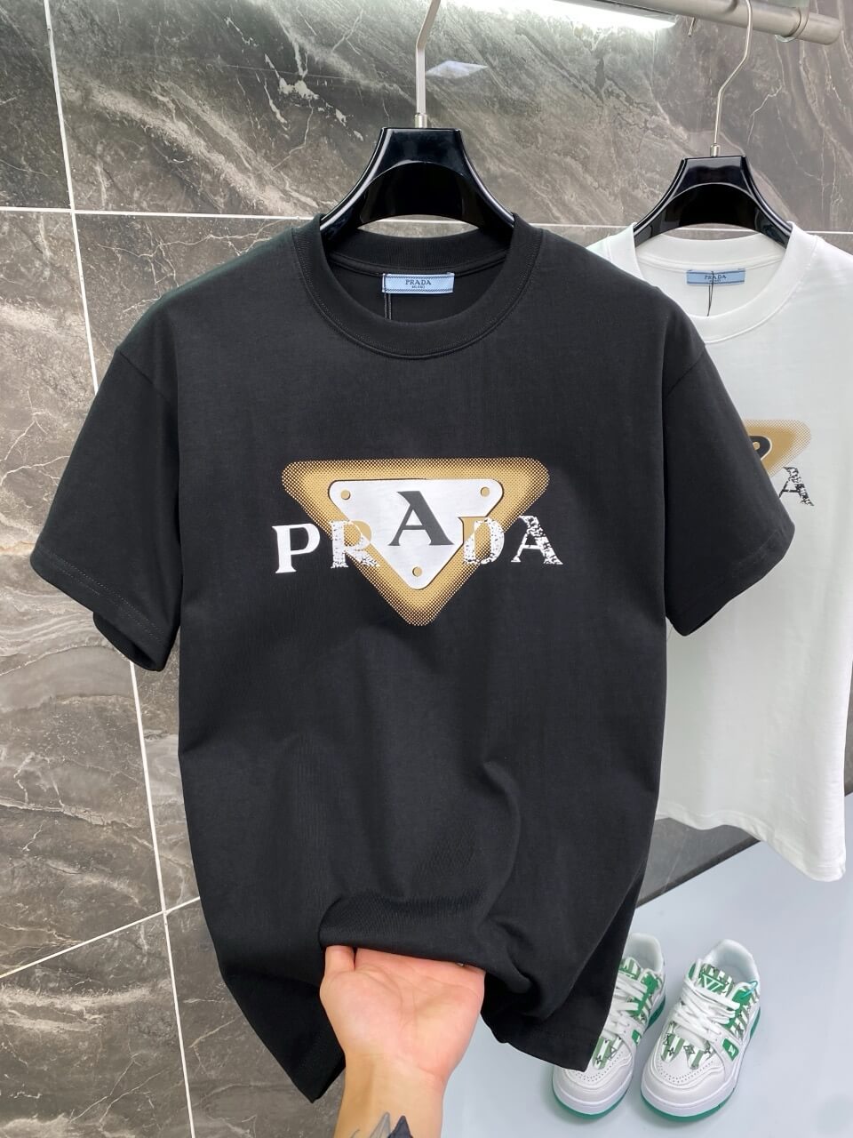 Camiseta con estampado de letras triangulares