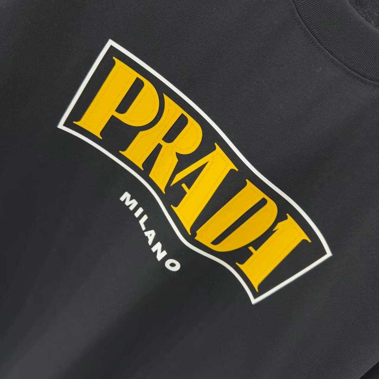 Camiseta con letras de silicona