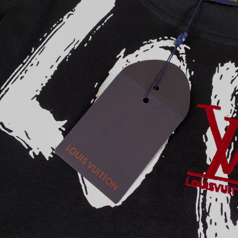 Camiseta con collar, letras y bordado en el pecho