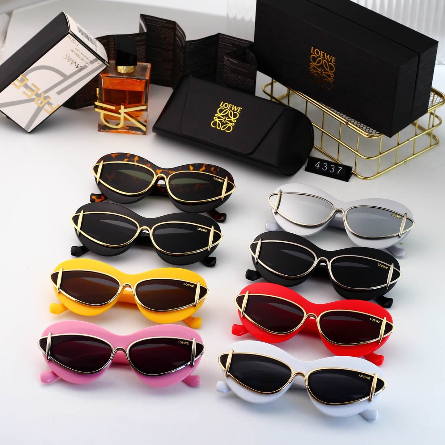 Lunettes de soleil rétro modernes à monture en cœur incrustée