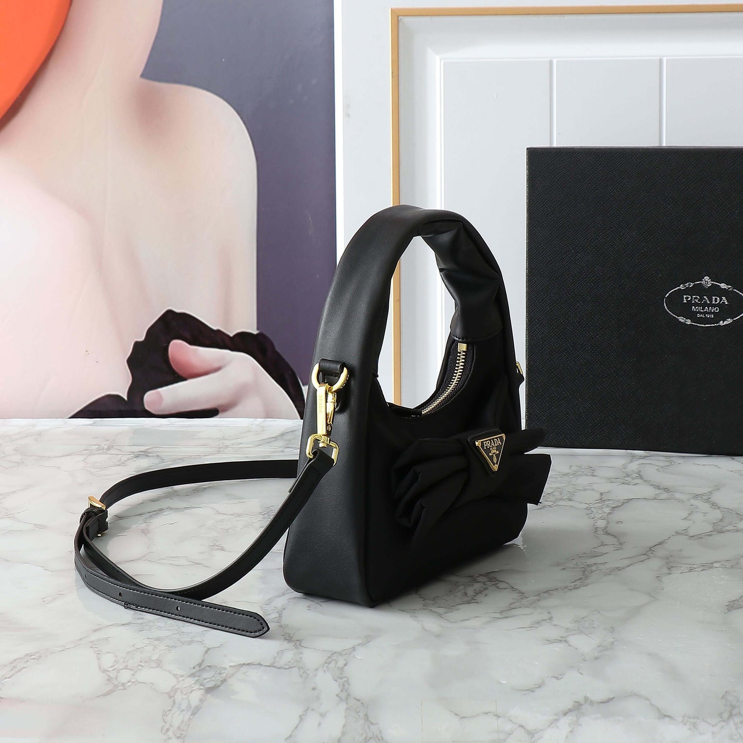Bolso de hombro con lazo de cuero y paneles de nailon para la axila