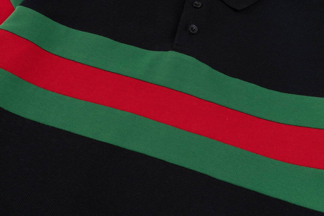 Camiseta polo de rayas rojas y verdes