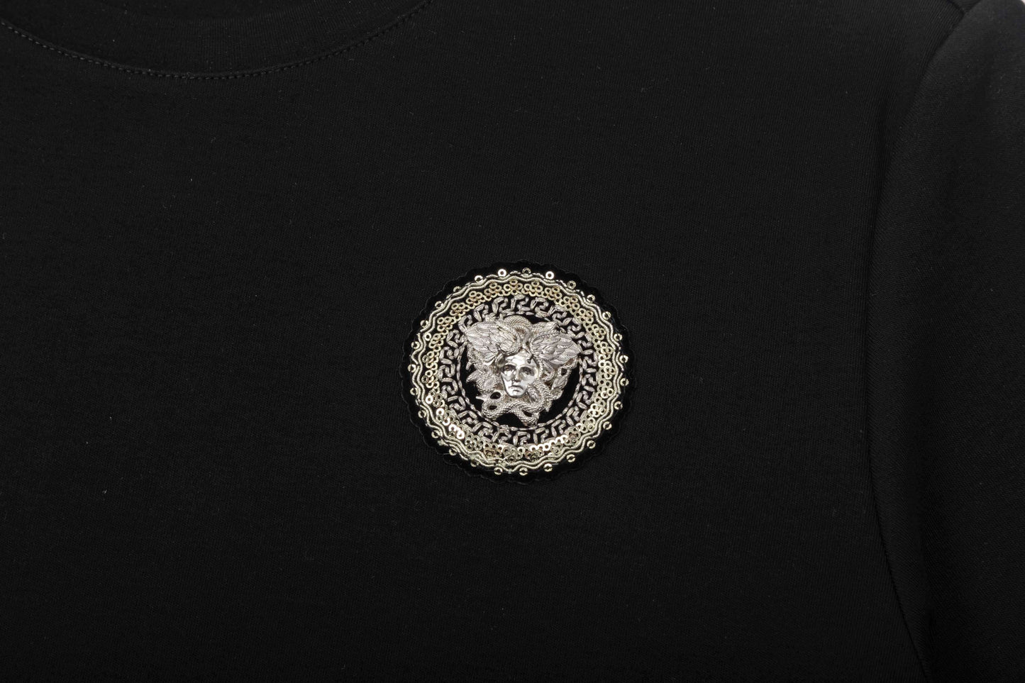 T-shirt brodé avec visage humain
