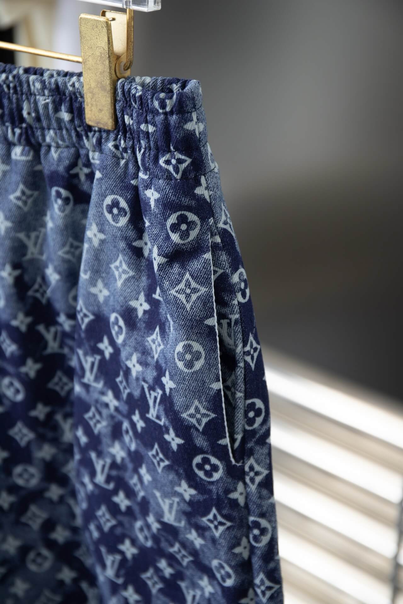 Shorts con estampado degradado azul por todas partes