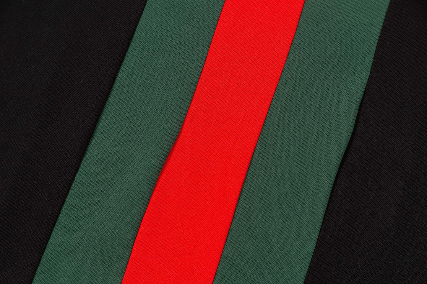 Polo de rayas rojas y verdes