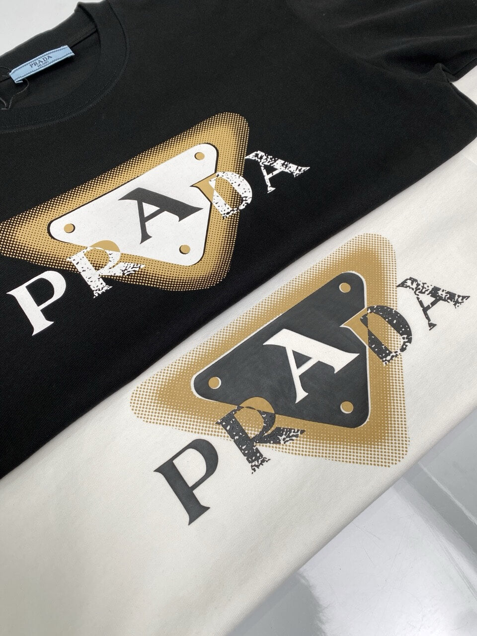Camiseta con estampado de letras triangulares