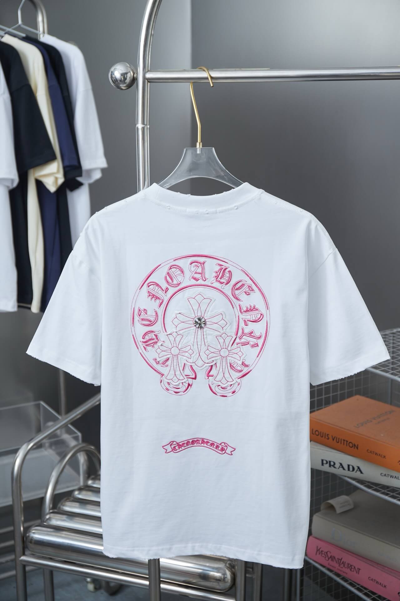 Camiseta con bordado de cruz