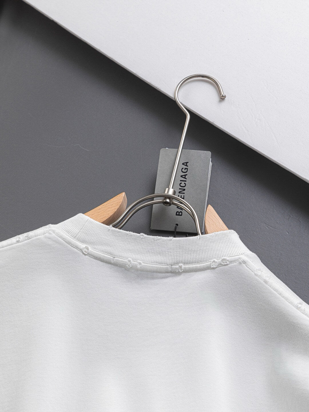 Camiseta con diseño rasgado