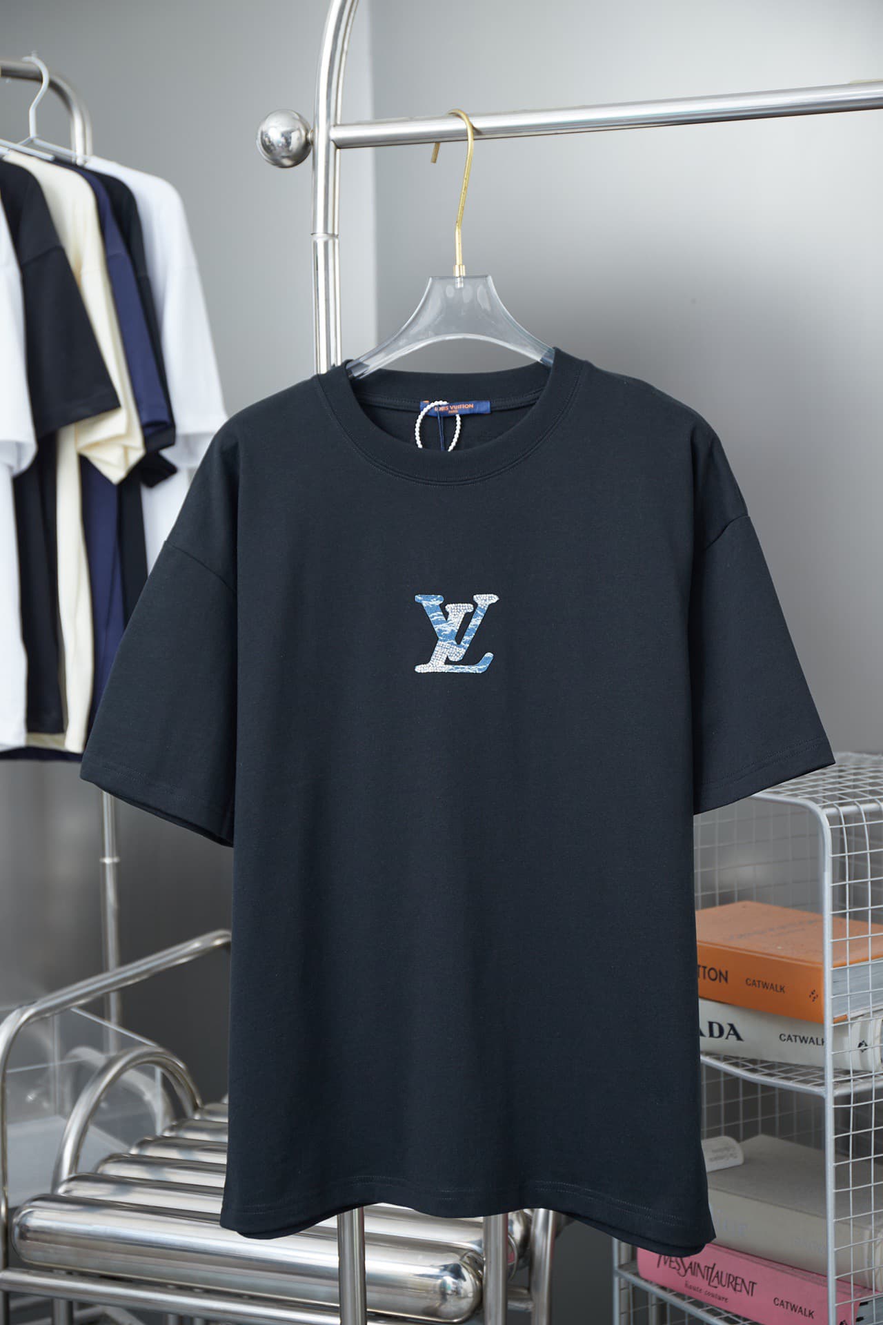 Nueva camiseta con parche de mezclilla y letras de diamantes de imitación 2025