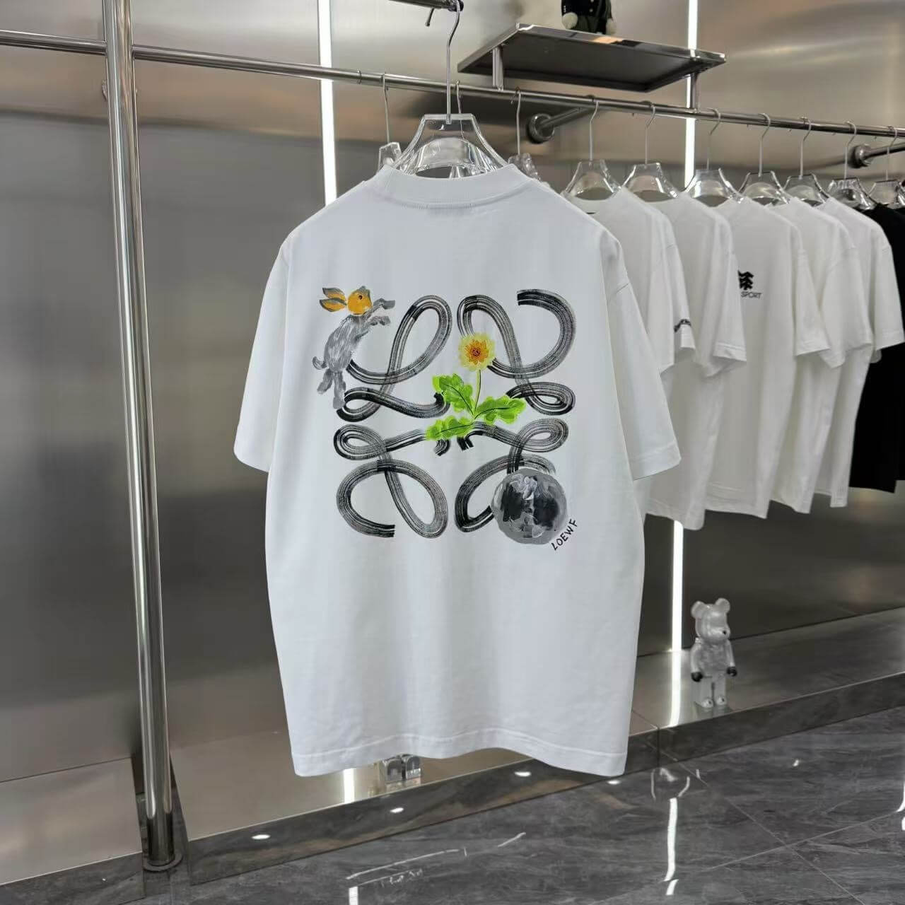 Camiseta con estampado pintado a mano