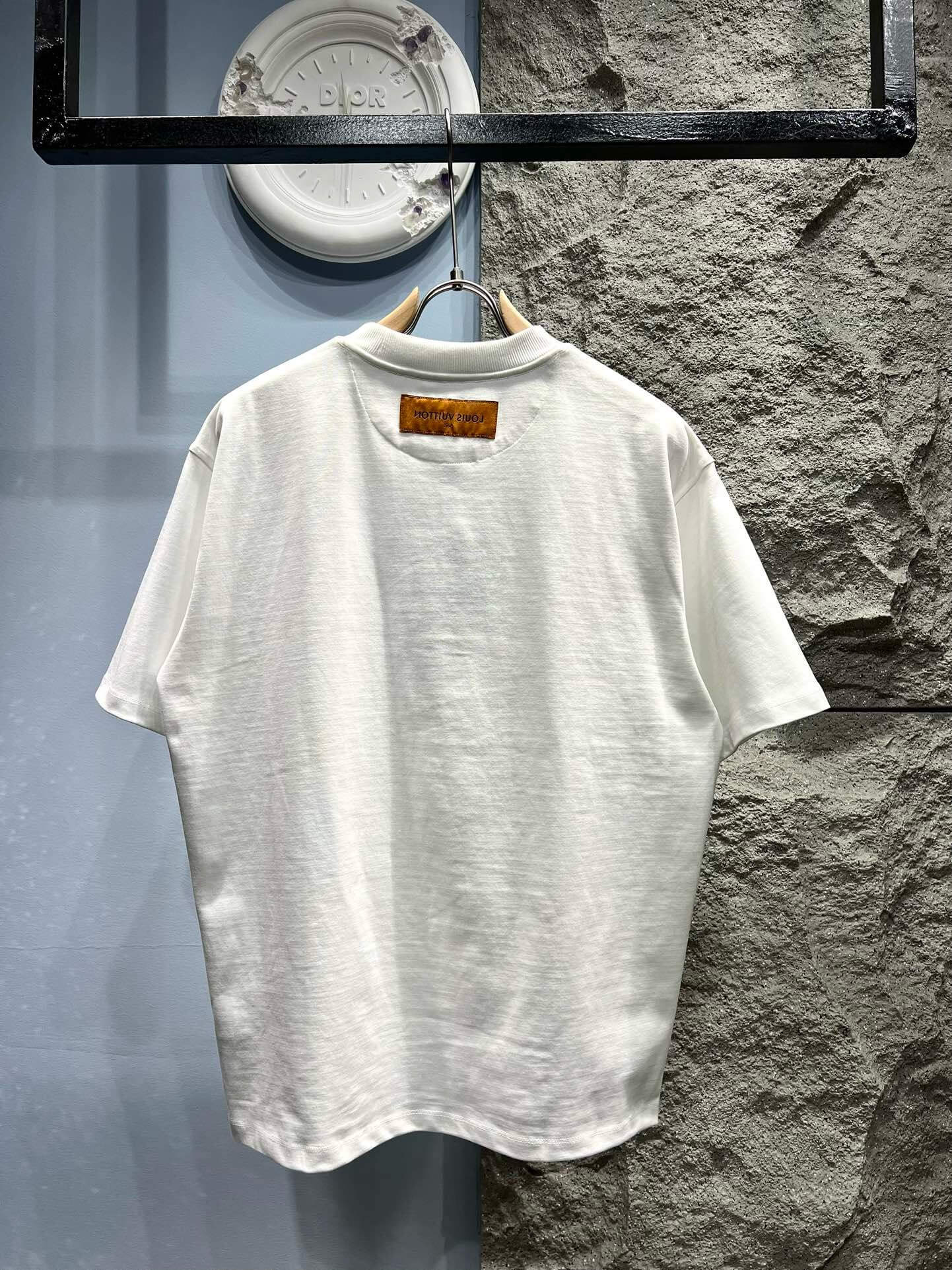 Camiseta con bordado agrietado y patrón