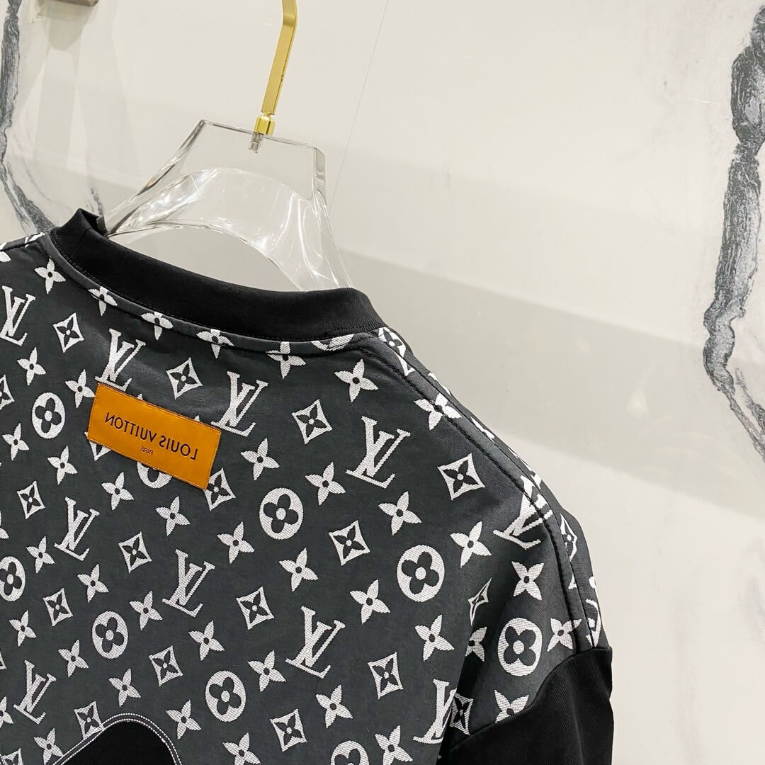 Camiseta con estampado de renderizado