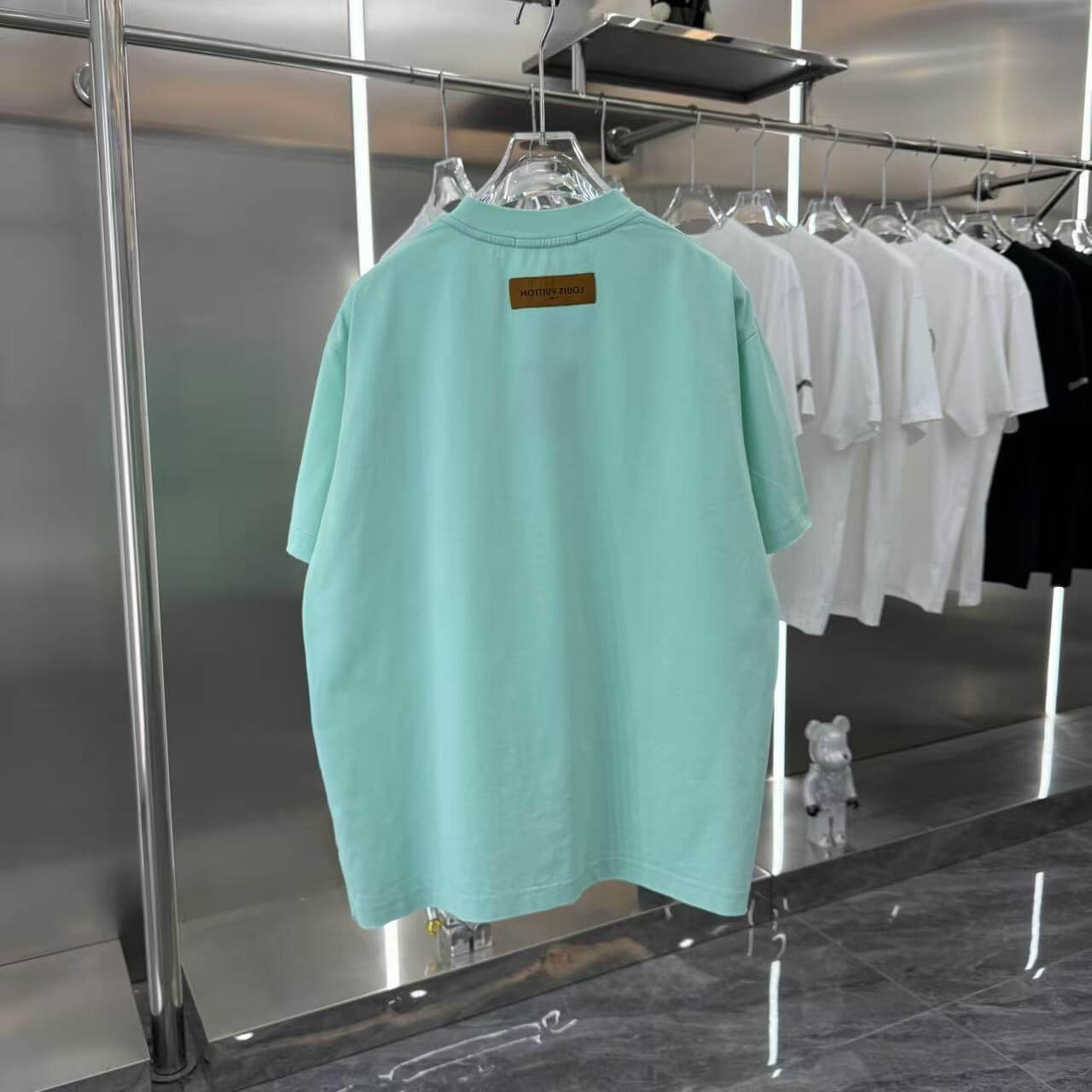 Bordado en camiseta de cuero