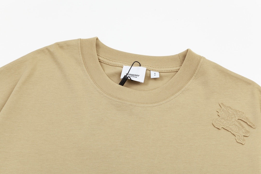 Camiseta bordada con caballo de guerra