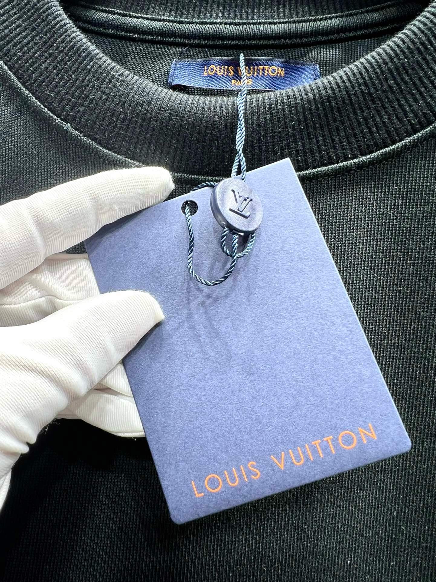 Camiseta con bordado agrietado y patrón