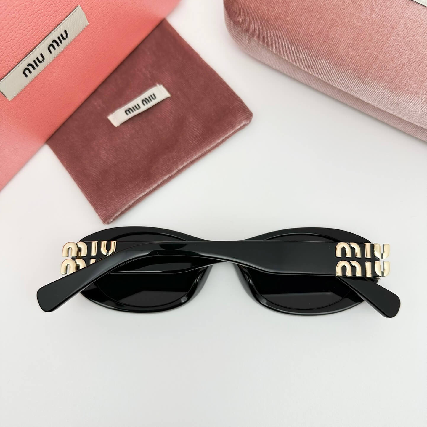 Gafas de sol con diseño de letras de metal