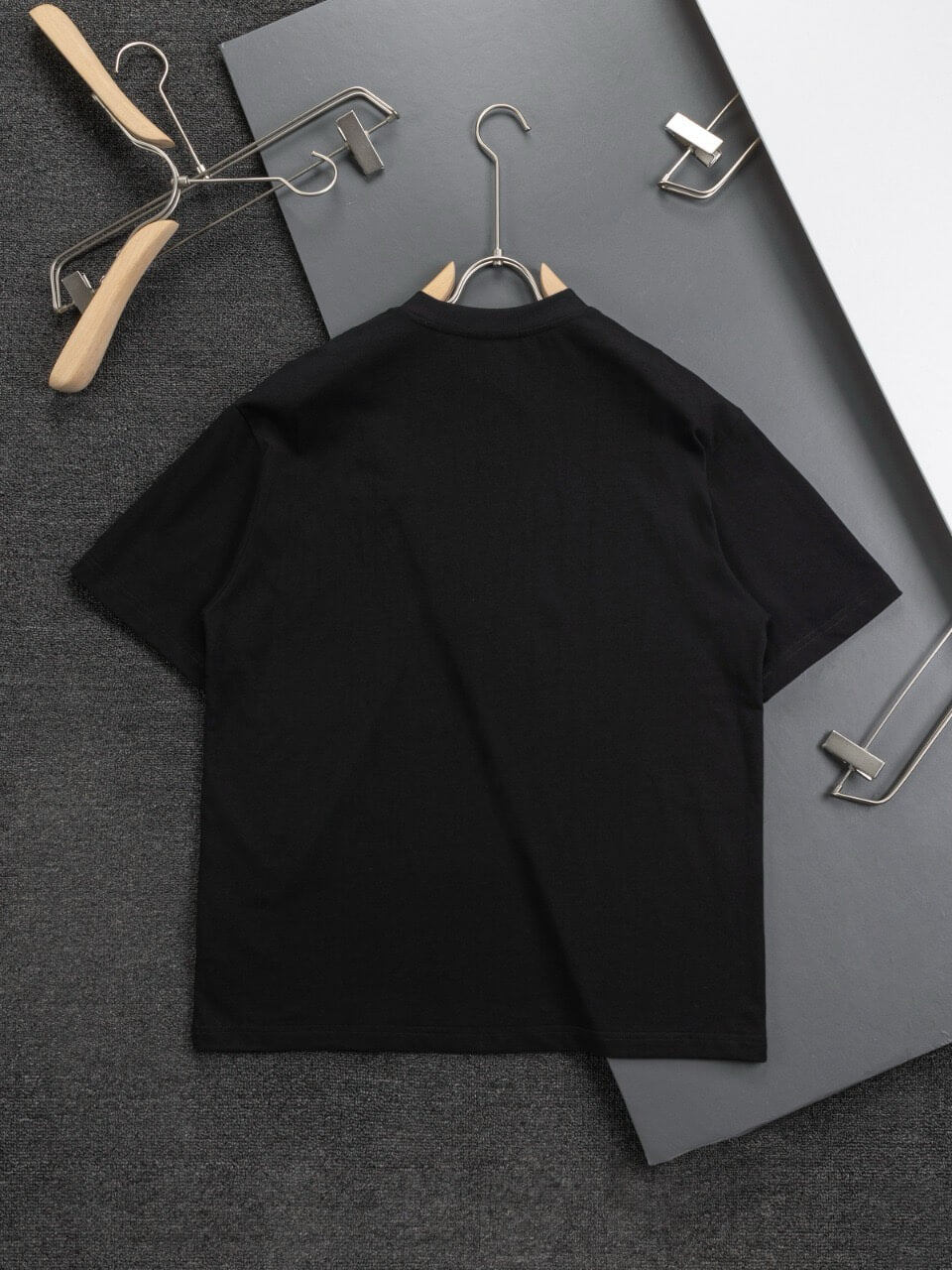 Camiseta con estampado de letras rosas