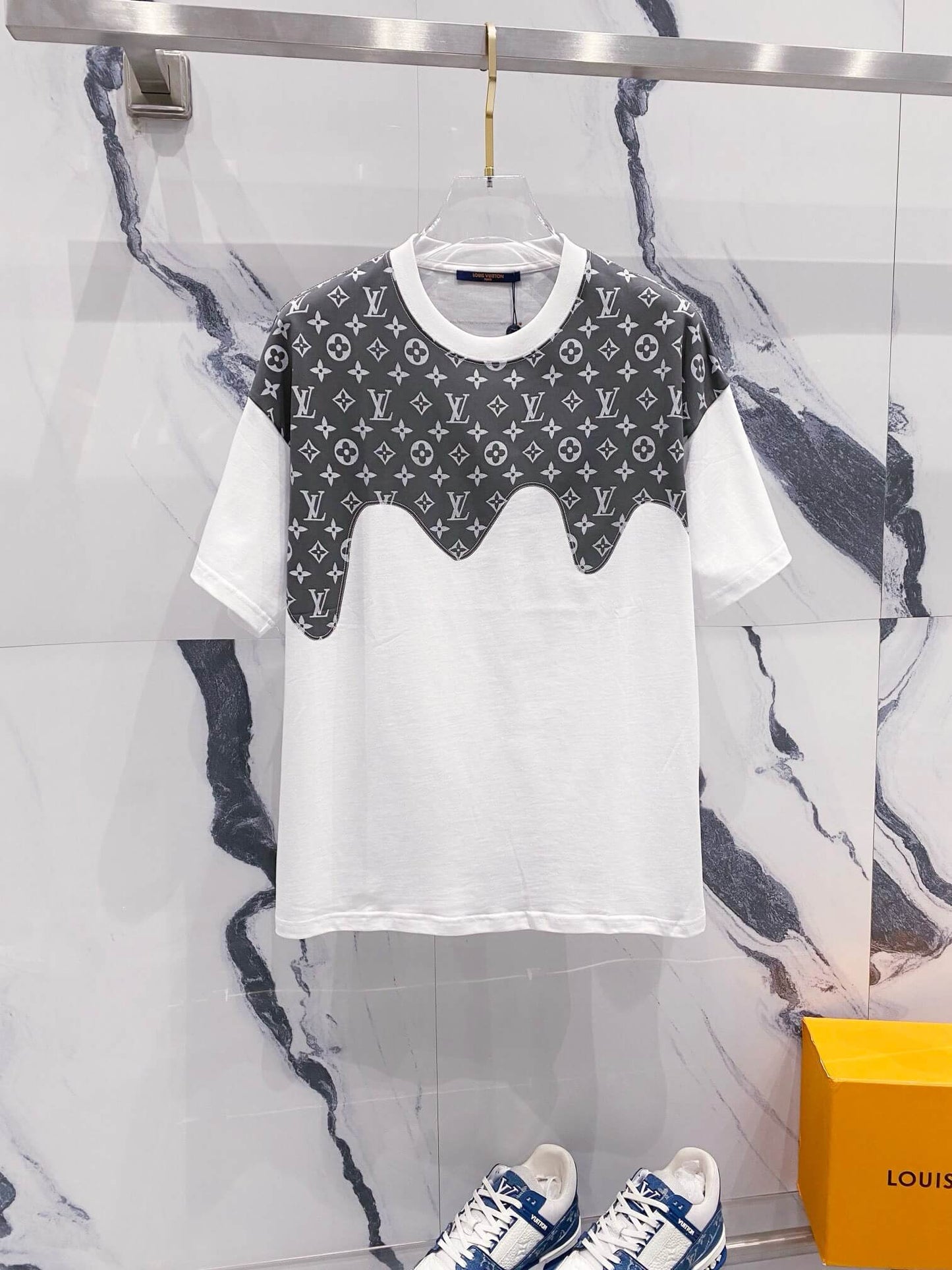 Camiseta con estampado de renderizado
