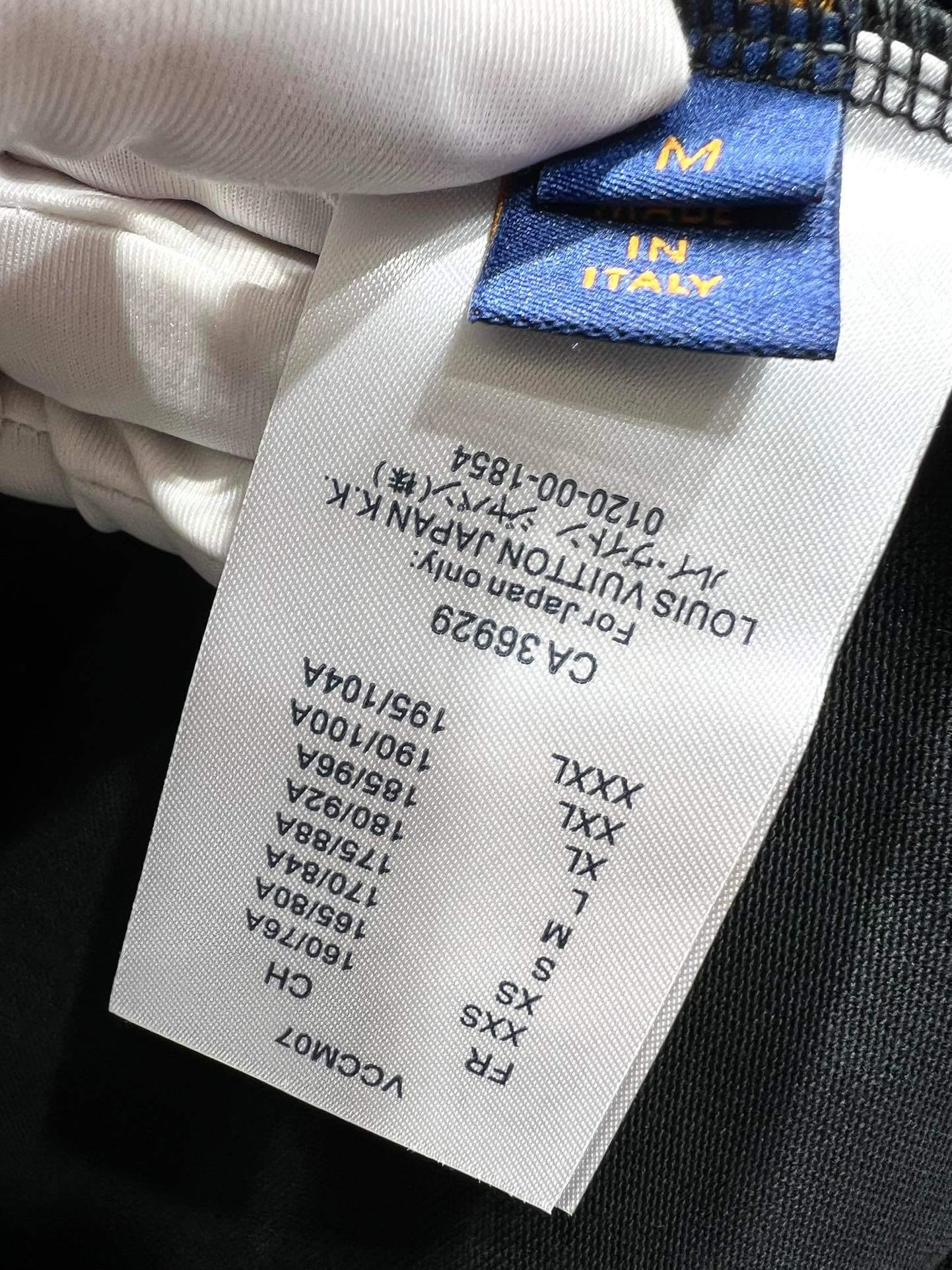 Camiseta con bordado agrietado y patrón