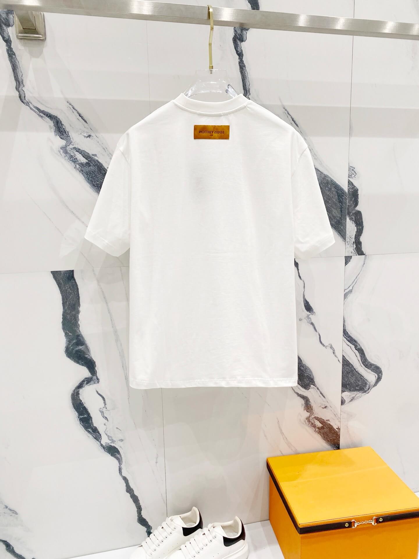 T-shirt sur le processus de moussage