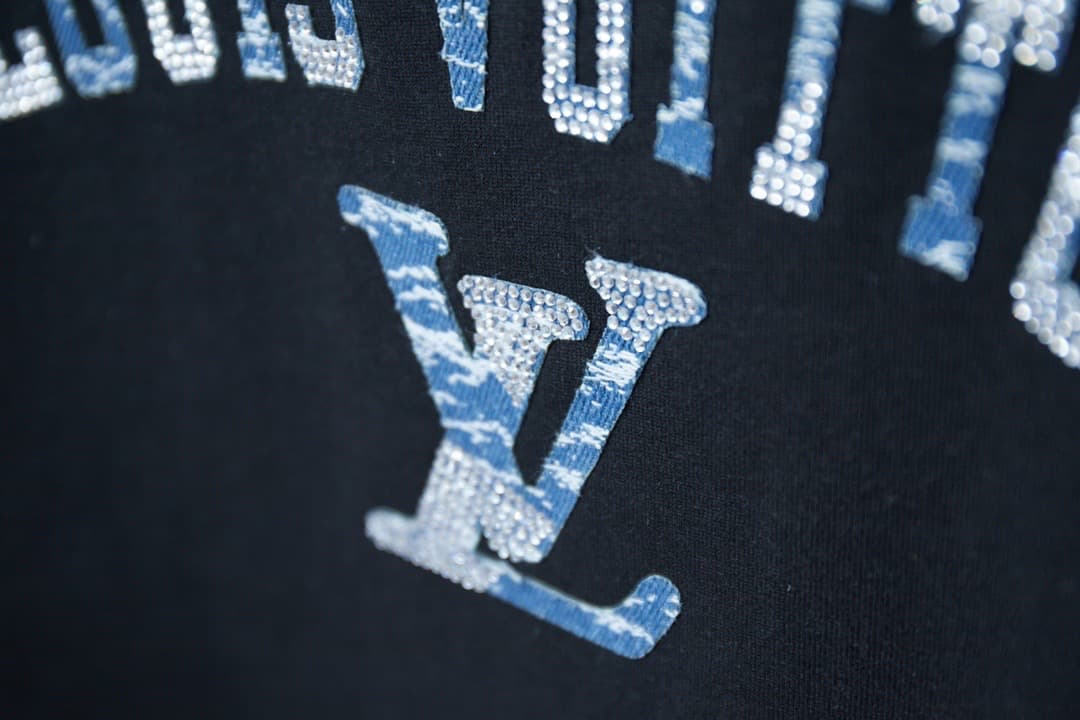 Nueva camiseta con parche de mezclilla y letras de diamantes de imitación 2025