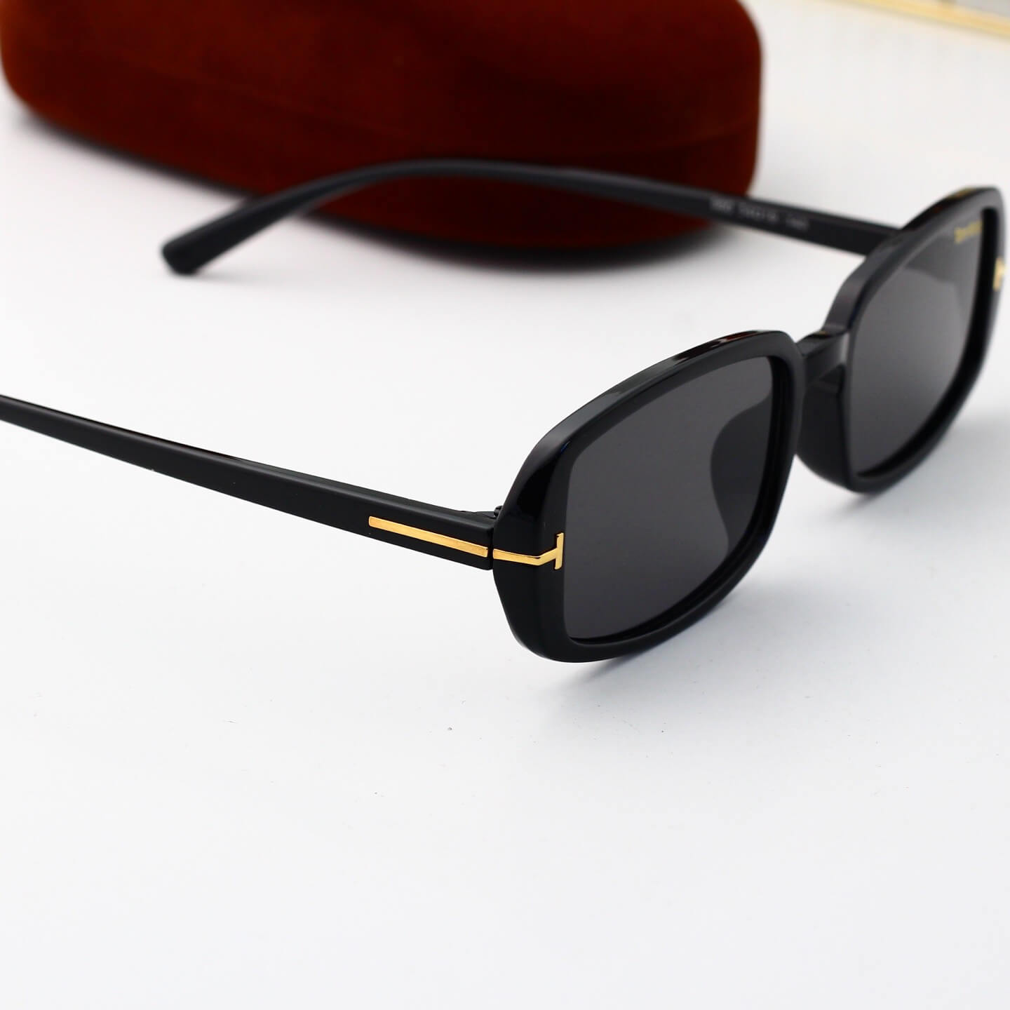 Gafas de sol minimalistas retro con montura cuadrada y patillas finas