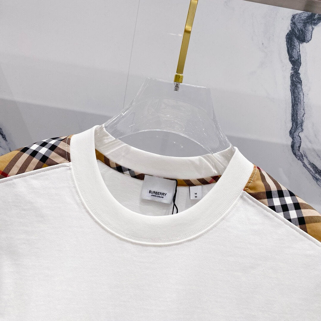 Camiseta de rayas a cuadros en el cuello